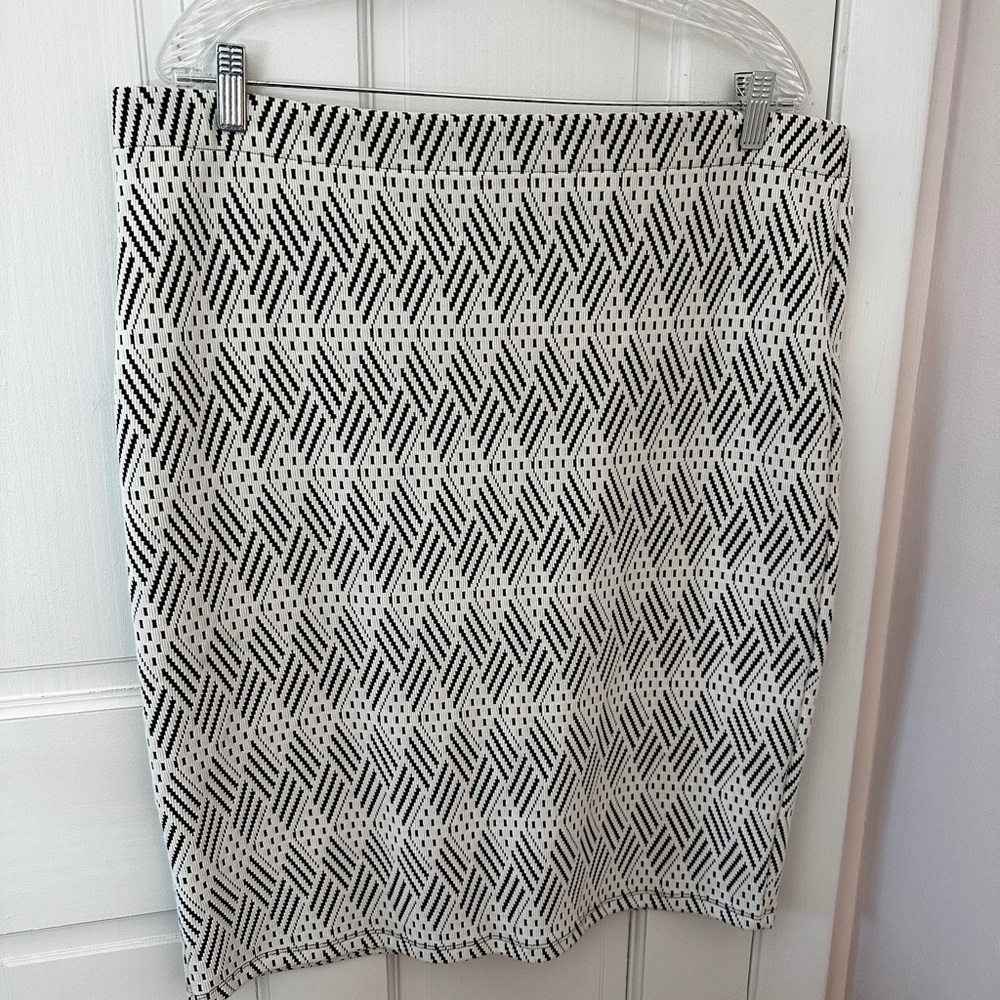 Stretchy Black and White Patterned Skirt